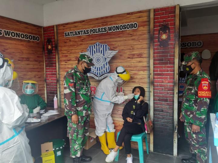 Pasar Kertek Jadi Sasaran Swab Antigen dan Bagi Masker
